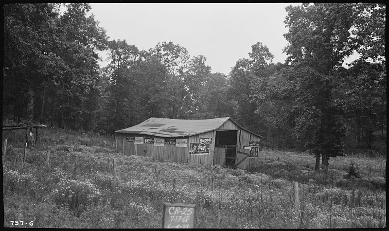 File:Moss, Raymond barn with advertisements - NARA - 279738.jpg