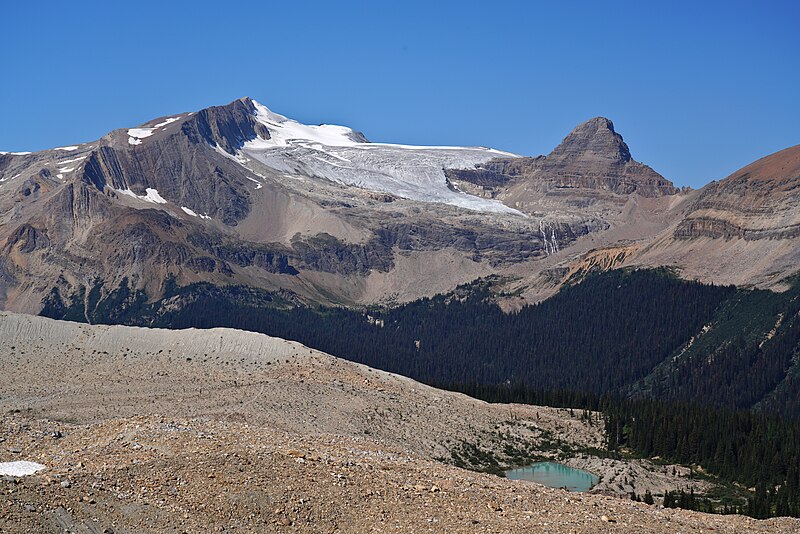 File:Mount McArthur and Isolated Peak.jpg