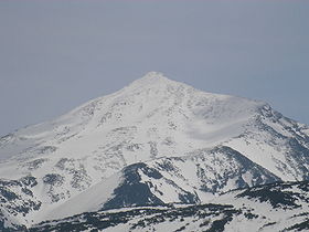 Vedere a Muntelui Tokachi acoperit de zăpadă în mai 2006.