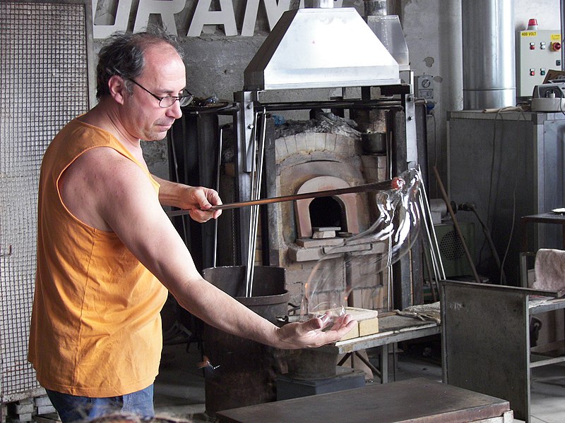 File:Murano glassblowing demo 7.jpg