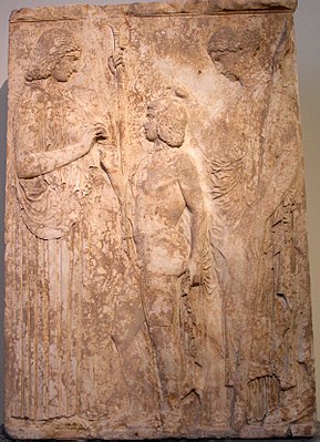 La triade dei Misteri Eleusini: Persefone, Trittolemo e Demetra. Bassorilievo marmoreo (440-430 a.C.), trovato a Eleusi (oggi situato ad Atene, presso il Museo Archeologico Nazionale).