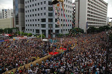 Naha's annual Otsunahiki (giant tug-of-war) has its roots in a centuries-old local custom. It is the biggest among Japan's traditional tugs of war.