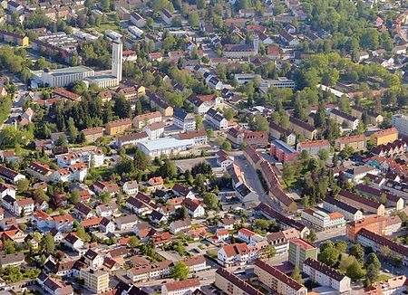 Luftaufnahme von Neugablonz mit Blick auf die Sudetenstraße und Herz-Jesu-Kirche