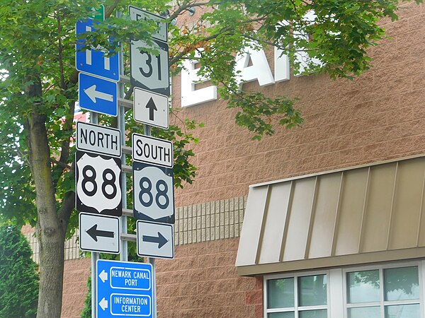 Shields at junction of NY 31 and NY 88 (with erroneous U.S Route shields)