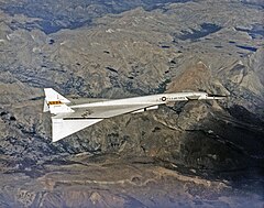 XB-70 «Валькирия» в полёте (законцовки крыла опущены).