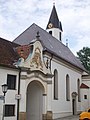 Oberkirchberg, Kirche St. Sebastian und Eingang zum Schloss