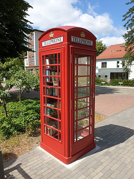 File:Offener Bücherschrank Glienicke Nordbahn.jpg