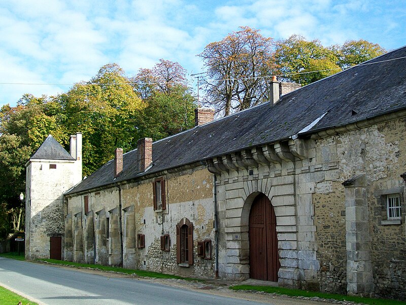 File:Ognon (60), portail et communs du château.jpg