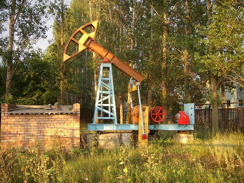 File:Oil pumpjack, Togliatti.JPG