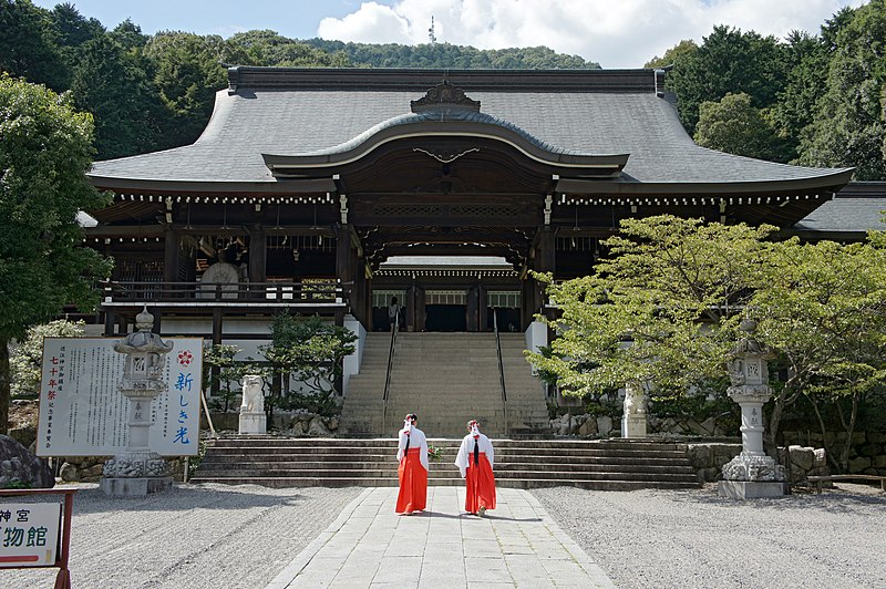 File:Omi-jingu07n4592.jpg