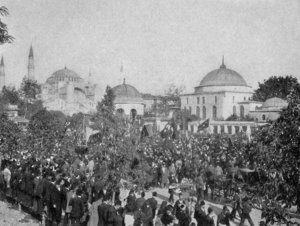 Mielenosoitus Fatihissa vallankumouksen aikana.