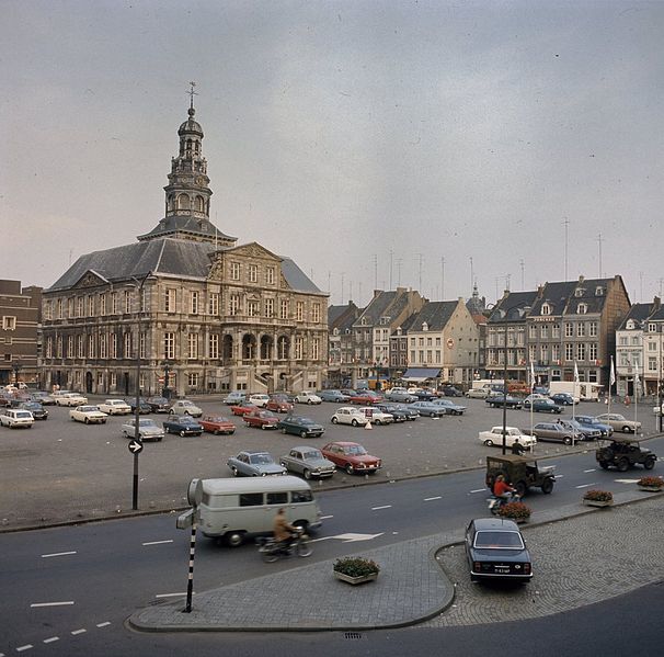 File:Overzicht van de voorgevel en de linker zijgevel - Maastricht - 20382919 - RCE.jpg