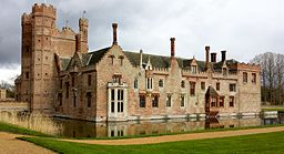 Oxburgh Hall - rigardita de la ŭest.jpg