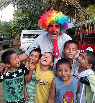 P. Ignacio María Doñoro intentando superar el dolor de los niños. El amor y la alegría son capaces de vencer el sufrimiento.