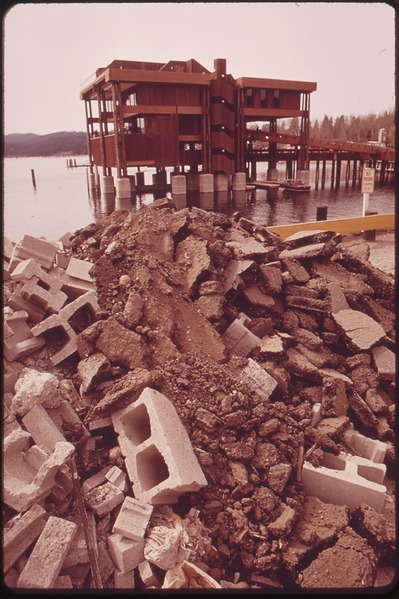 File:PART OF MOTEL COMPLEX UNDER CONSTRUCTION ON THE NORTH SHORE OF COEUR D'ALENE LAKE. WATER IS POLLUTED, ACCORDING TO... - NARA - 548180.tif