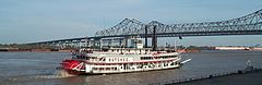 DS «Natchez» på elva Mississippi. Skipet har skovlhjul akterut.