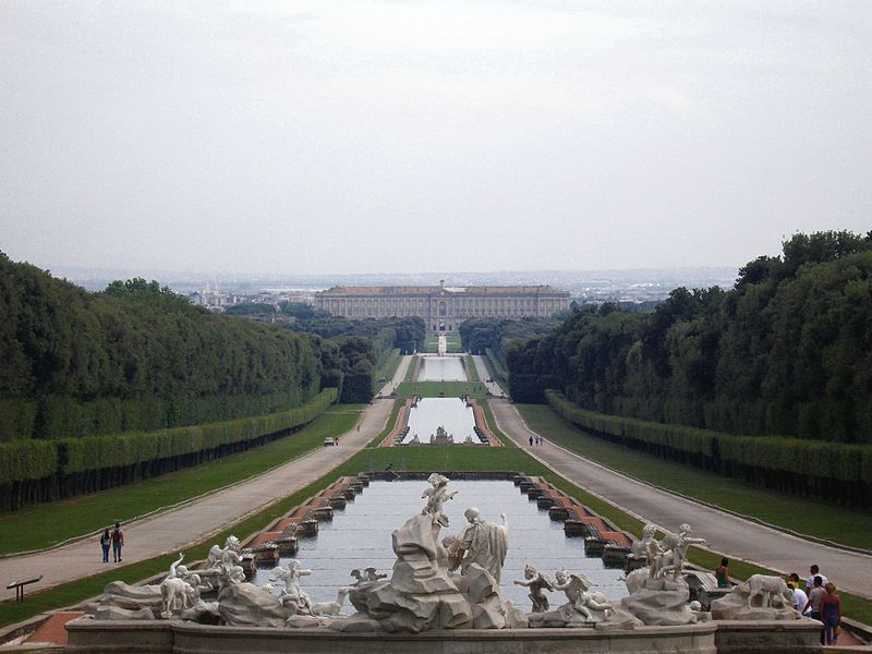 800px-Paleis_met_tuin_Caserta