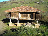El hórreo asturiano (en este caso una panera), tiene el tejado a cuatro aguas, mientras que el gallego lo tiene a dos aguas.