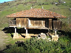 El hórreo asturiano (en este caso una panera), tiene el tejado a cuatro aguas, mientras que el gallego lo tiene a dos aguas.