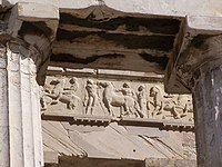 Frise ionique du Parthénon, montrant une bande sculptée continue.