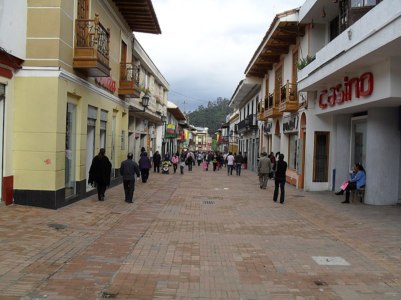 File:Peatonal Chiquinquirá.JPG