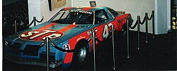 Små 200. vinder replika bil på Daytona USA.jpg
