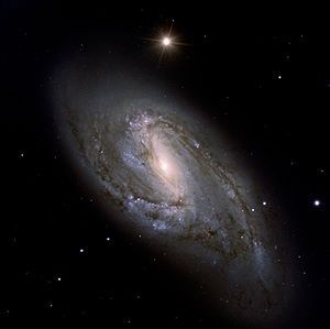 ESO: Immagine del Very Large Telescope da Messier 66. La stella luminosa immediatamente sopra porta la designazione BD + 13 ° 2389 / SAO 99560.