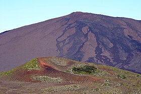 Vista de Piton Rouge desde Morne Langevin, con Piton de la Fournaise al fondo.