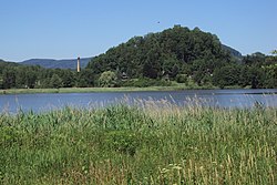 Pihelský vrch s pozůstatky hradu, v popředí Pivovarský rybník