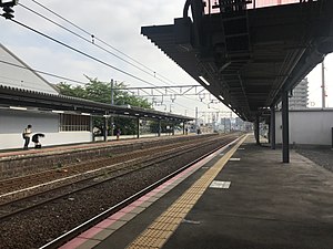 Platform of Hatsukaichi Station.jpg