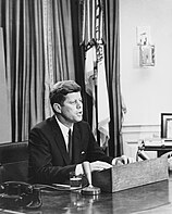 Prezident John F. Kennedy oslovuje národ o občanských právech v televizním pořadu, od stolu Resolute Desk v Oválné pracovně Bílého domu, Washington D.C., 11. června 1963