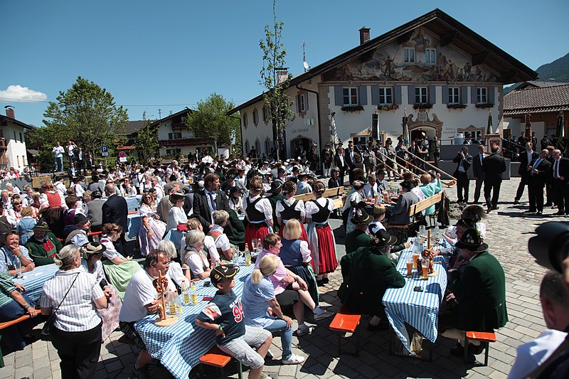 File:President Obama visits Krün in Bavaria IMG 1233 (18478169988).jpg