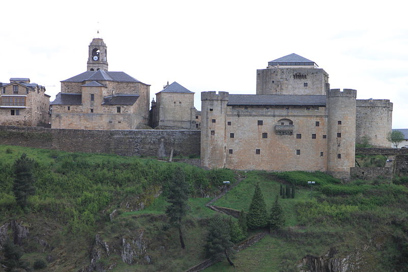 File:Puebla de Sanabria, Iglesia y Castillo vistos desde el parador de turismo.JPG