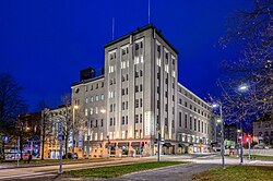 Tampereen Työväen Teatterin Suuri näyttämö toimii 1985 valmistuneessa rakennuksessa. Teatterikorttelin vanhemmassa, vuonna 1900 käyttöönotetussa rakennuksessa toimivat kokouskeskus Puistotorni, Eino Salmelaisen näyttämö ja Kellariteatteri sekä Hallituskadun puolella vielä ravintolanäyttämö TTT-Klubi.