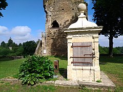 Puits situé à l'emplacement du puits de l'ancienne cour du château-fort.