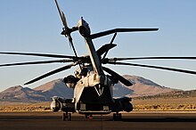 Un CH-53E vu de l'arrière.