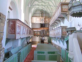 Interiorul bisericii spre emporele de vest
