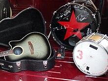 Un kit de tobe și chitară