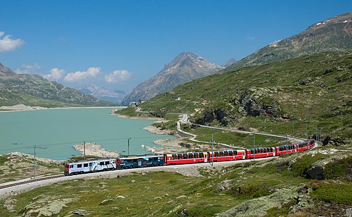 RhB ABe 4-4 III mit Bernina-Express am Lago Bianco