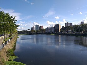 Rio Cachoeira. Ao fundo, edifícios do centro de Itabuna