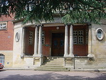 Vue de l’entrée de la Robert Smyth School