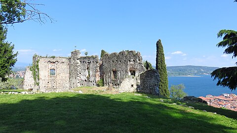 Ruines de la forteresse d'Arona avec le lac Majeur dans le fond.