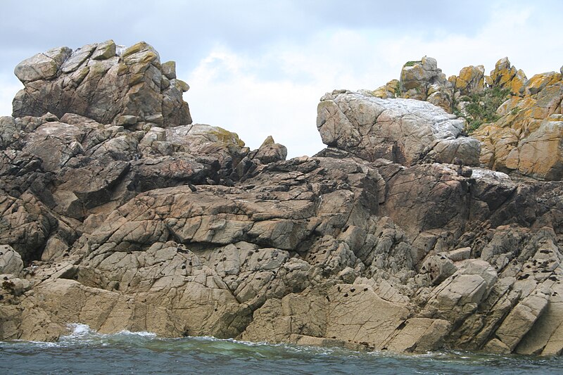 File:Rocks in Côtes-d'Armor - Vakantie Perros Guirec Bretagne Frankrijk (5920993057).jpg