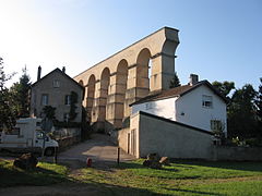 Ruine eines römischen Aquädukts in Jouy-aux-Arches