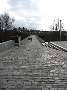 Foto van een brug met een oppervlak van platte stenen