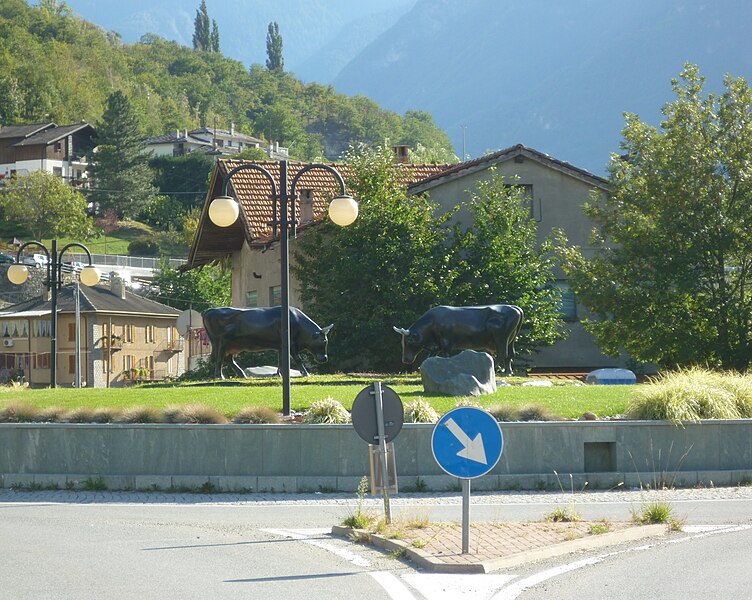 File:Rond point Reines Montjovet.jpg