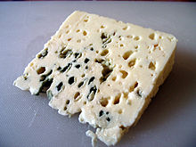El roquefort es un queso producido con leche de oveja.