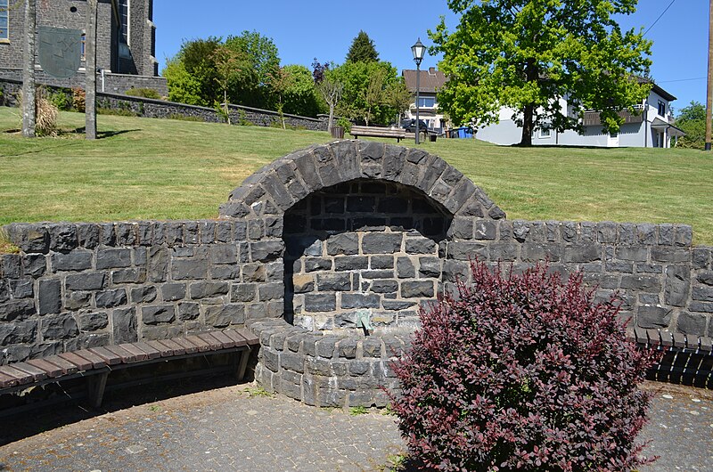 File:Rosenheim (Landkreis Altenkirchen), Kirchstraße, Brunnen.jpg