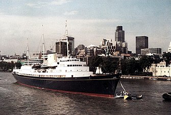 HMY Britannia i Themsen utanför Towern 1991.