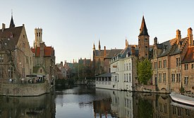 Brugge'de kanal kıyısı